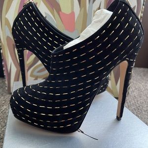 Women’s ankle boots . Black suede size 8.5